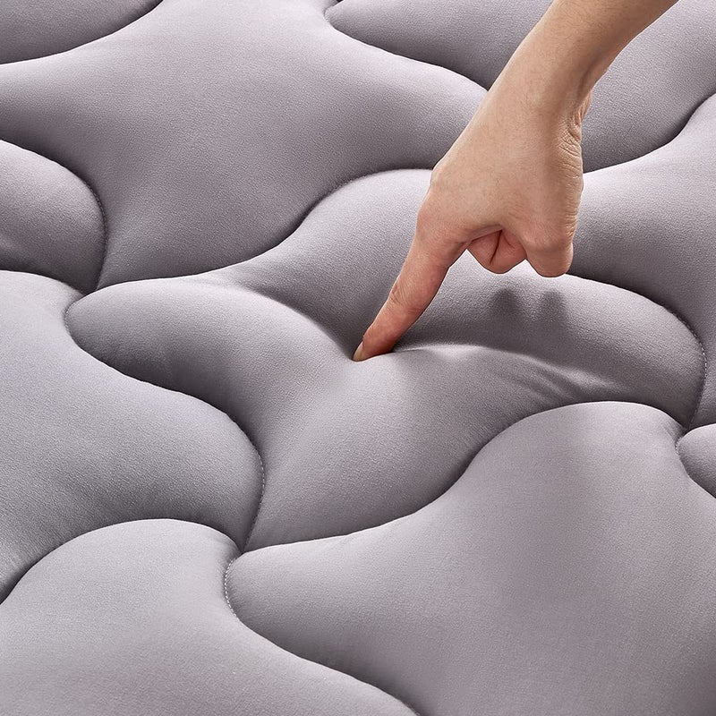 SLEEP ZONE وسادة مرتبة سليب زون بحجم كينغ، غطاء مرتبة مبرد، غطاء مرتبة مخيط، واقي مرتبة قابل للغسل في الغسالة، بديل ناعم ورقيق للريش، جيب عميق 8~21 بوصة (رمادي، كينغ) - Image 1